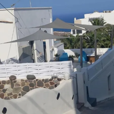 Konukevi Ichor Fira (Santorini)